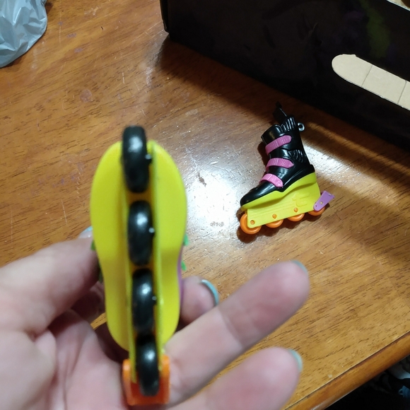 2 Vintage Tools Blazing Blades Candy Container Rollerblades - Picture 7 of 8